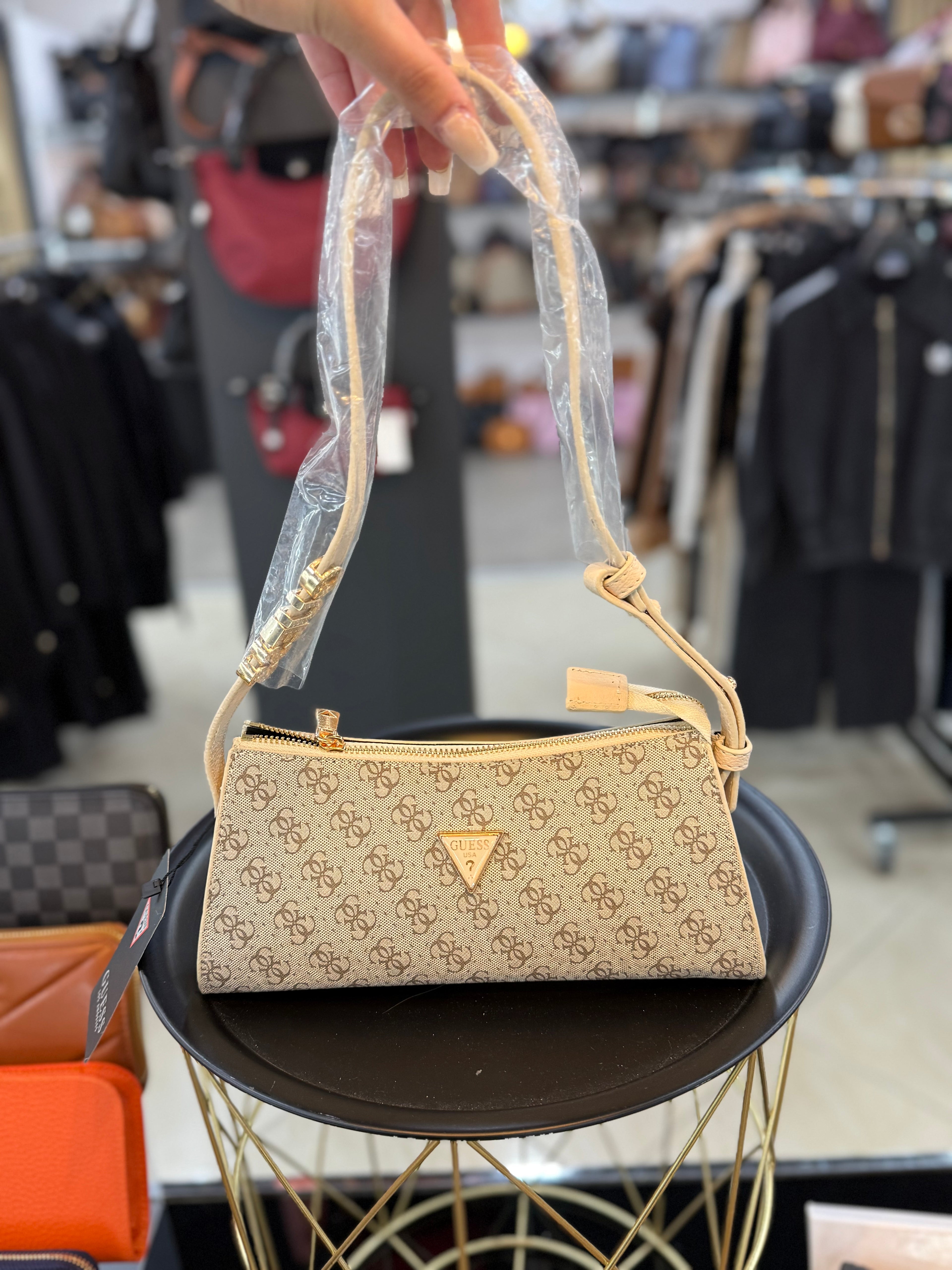 Guess μπεζ