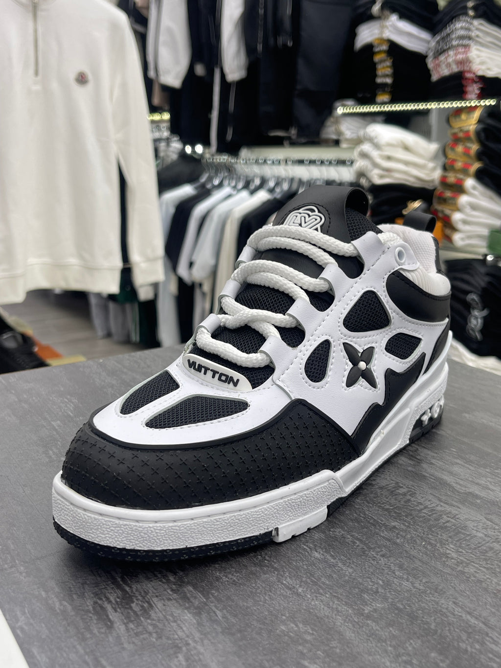 Louis Vuitton λευκό-μαύρο