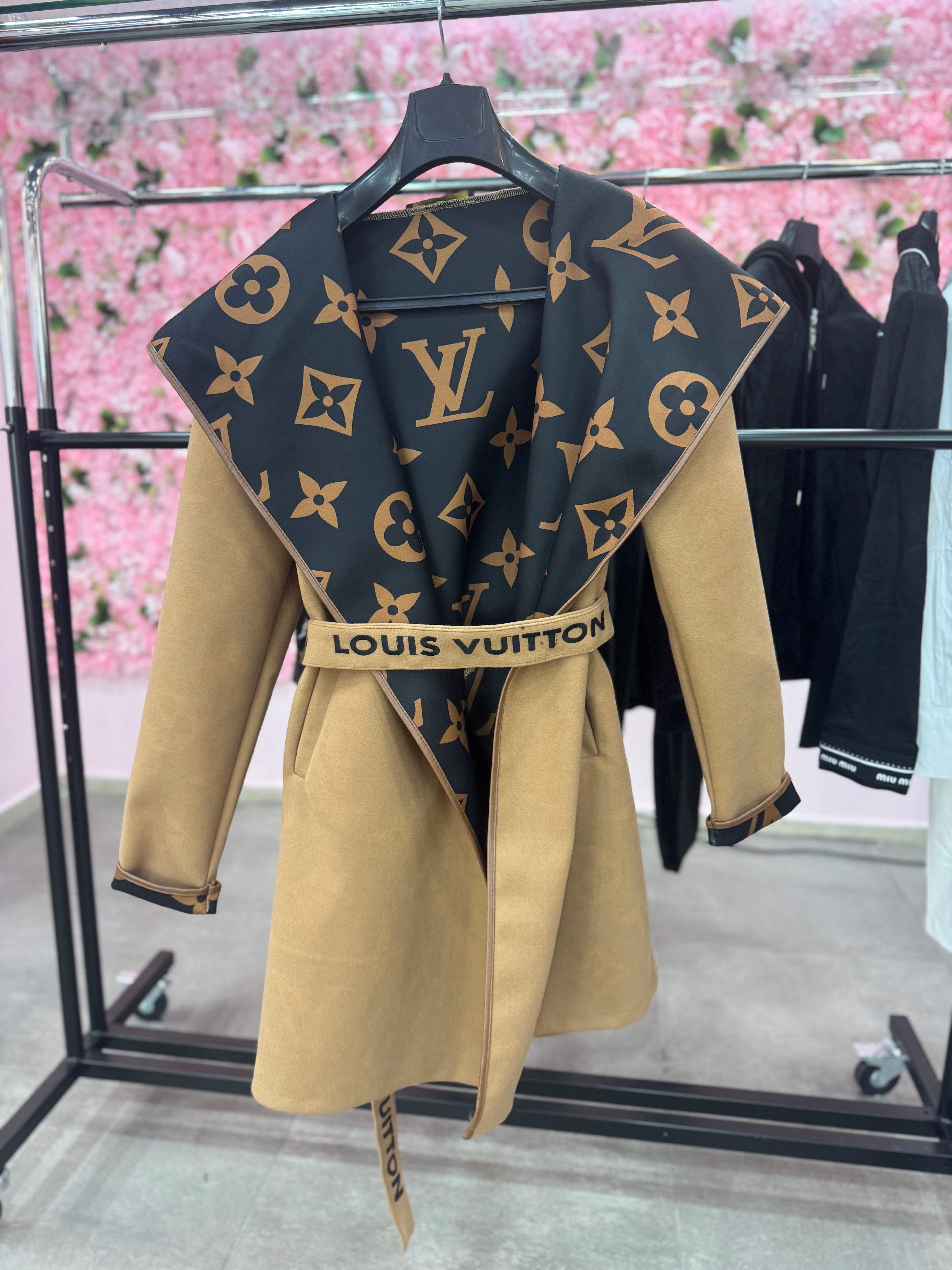 Louis Vuitton μπεζ
