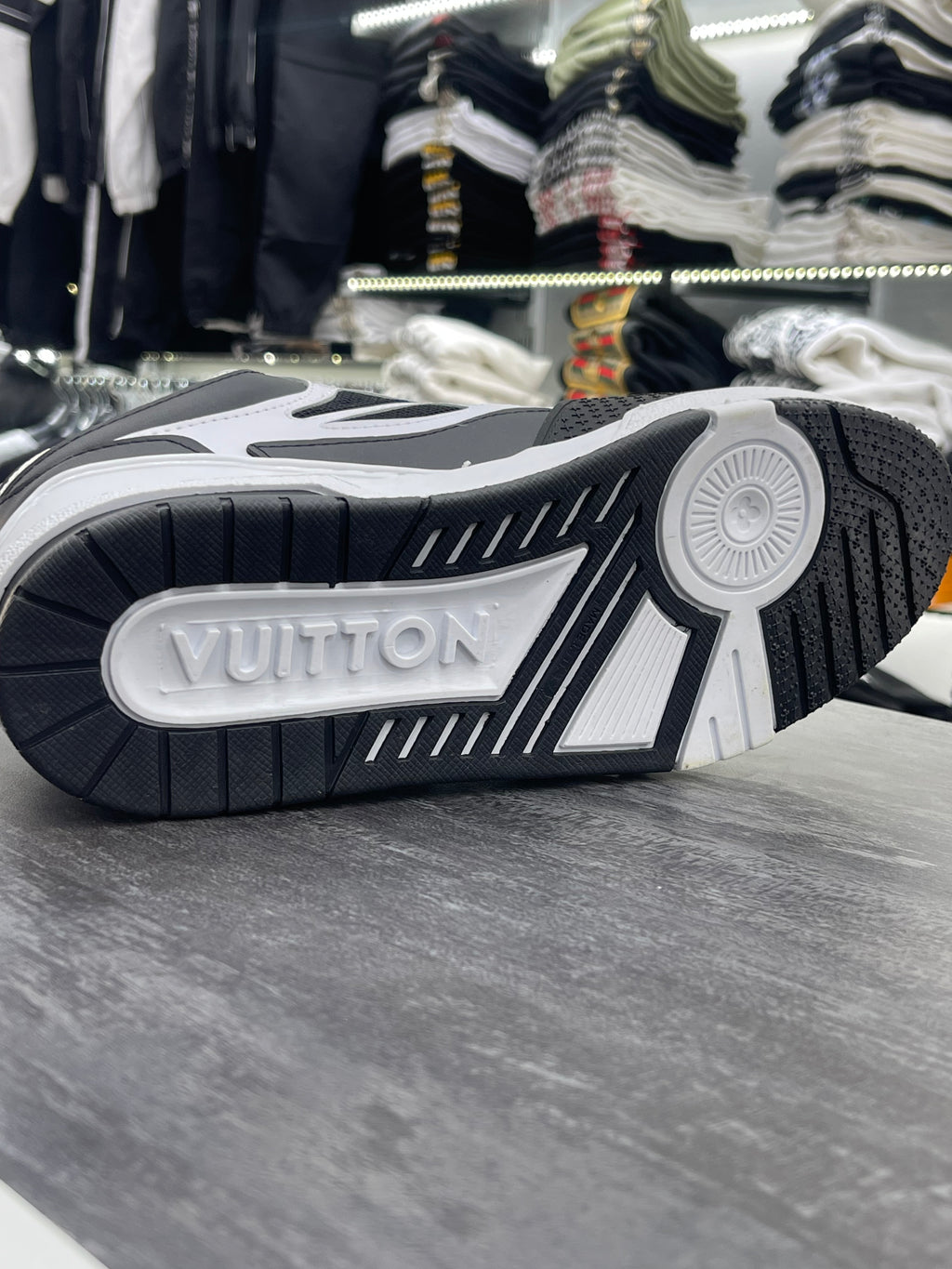 Louis Vuitton λευκό-μαύρο